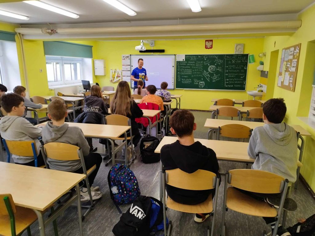 Dzieci w szkole na warsztacie dotyczącym szkolnego budżetu obywatelskiego